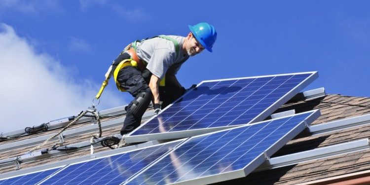 solaire-ouvrier-toit-750×428-4